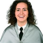 Profesora con titulación en Periodismo, con experiencia con niños.